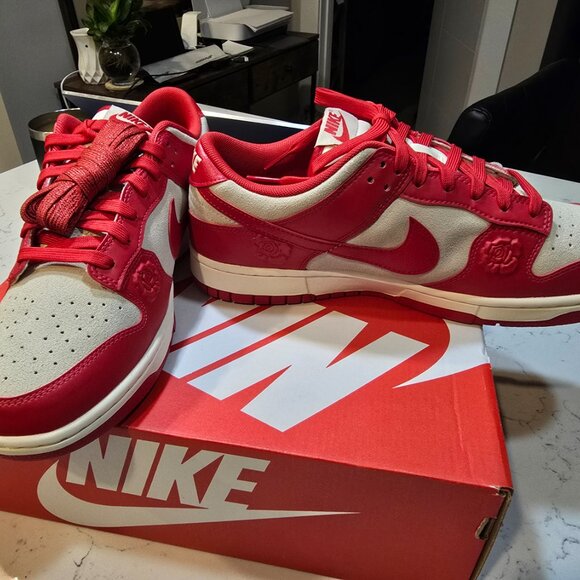 Nike Dunk Low Red Roses HF1986-100 Mens Size 10 Skateboarding Lifestyle SNEAKERS - Picture 3 of 9